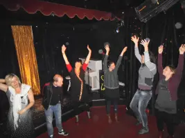 Warming up Scheinbar theaterbar.webp